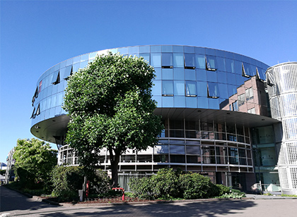 Bewahren Sie sich und Ihre Mitarbeiter vor Blendung und Wärme mit unserer Sonnenschutzfolie speziell für Bürogebäude.