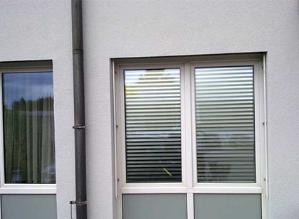 Blendschutzrollo an Fenster