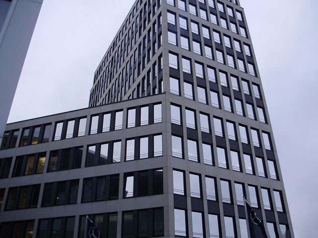 Schutzfolie auf einer Senkrechtverglasung bei Daimler in Berlin