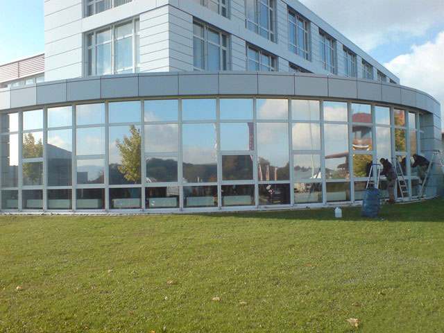 Folie auf einer Senkrechtverglasung bei Gambro in Bodelshausen