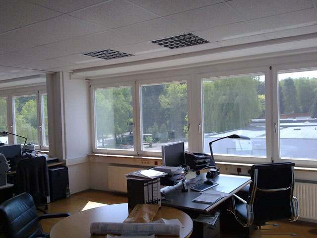Hahn-Sonnenschutzfolie auf einer Senkrechtverglasung in einem Büro in Bodelshausen