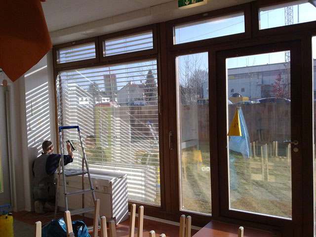 Folienmontage von Hahn Sonnenschutz an einer Senkrechtverglasung in einem Kindergarten