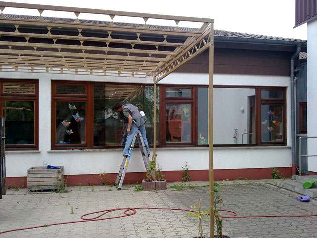 Äußere Folienmontage von Hahn Sonnenschutz an einer Senkrechtverglasung in einem Kindergarten