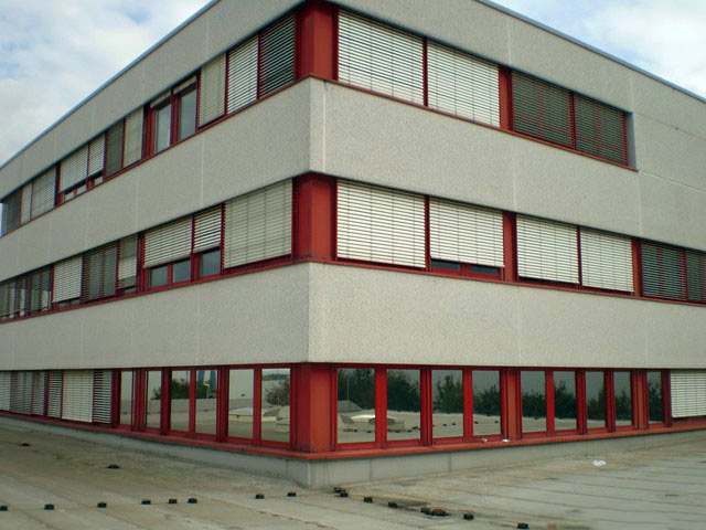 Hahn-Sonnenschutzrollos an einer Senkrechtverglasung eines Bürogebäudes