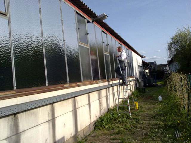 Die Montage von Hahn-Sonnenschutzfolie auf eine Drahtglas-Senkrechtverglasung von außen