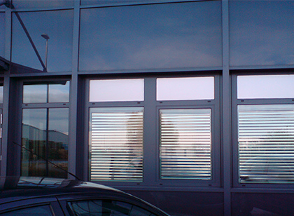Blendschutzrollo an Fenster von außen