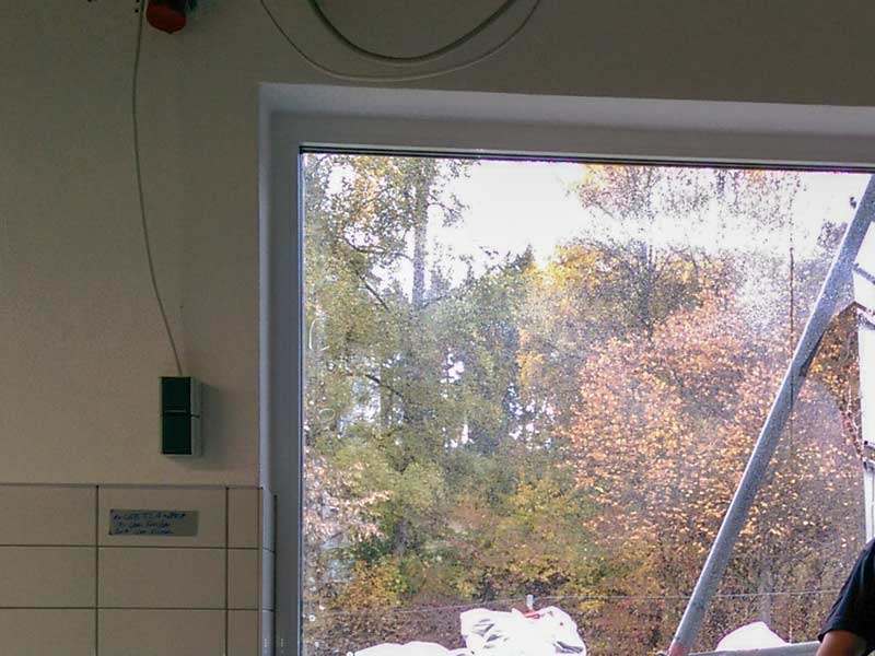 Montage von Splitterschutzfolie in einem Betrieb Montage von Splitterschutzfolie im Betrieb durch Hahn Sonnenschutz