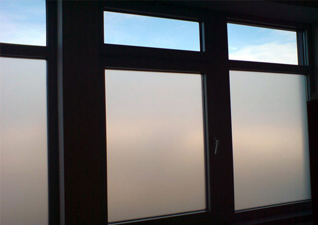 Eine kleine Sichtschutzfolie auf Fenstern von Hahn Sonnenschutz Eine kleine Sichtschutzfolie auf Fenstern von Hahn Sonnenschutz