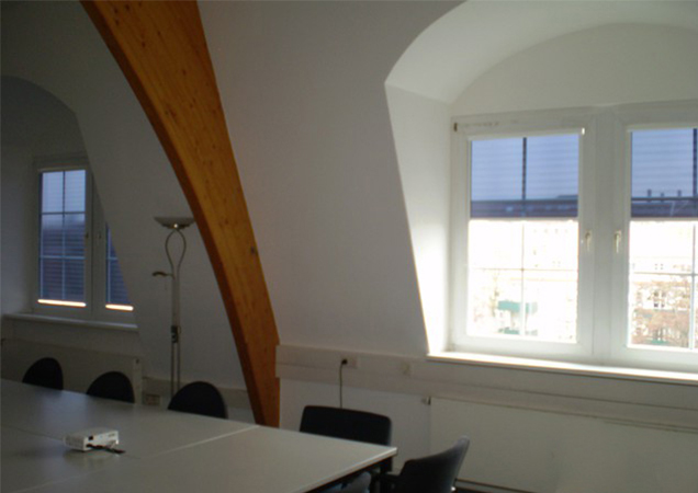 Ein Hitzeschutzrollo innen im Büro Hitzeschutzrollo von Hahn Sonnenschutz innen im Büro