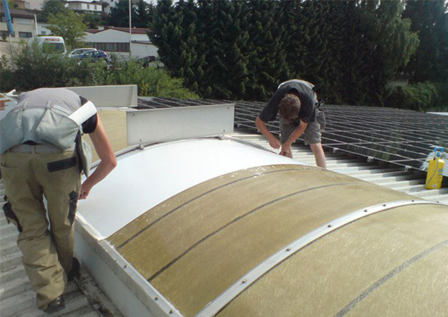 Sonnenschutzfolie auf Kunststoff auf einer Dachkuppel bei Marc Cain in Hechingen