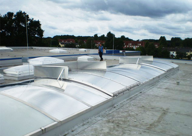 Hahn-Sonnenschutzfolie auf Kunststoff auf einer breiten Dachkuppel in Marbach am Neckar