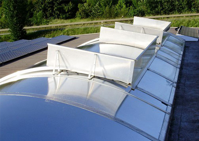Sonnenschutzfolie auf Kunststoff auf einer Dachkuppel mit Lufteinlässen