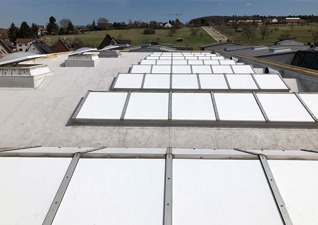 Sonnenschutzfolie auf Kunststoff bei Dächern von Industriegebäuden