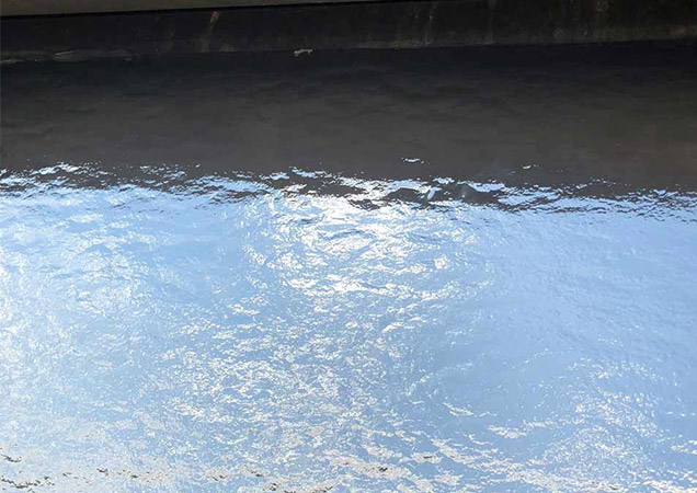 Sonnengeschützes Drahtglas mit einer Beklebung von Hahn Sonnenschutz