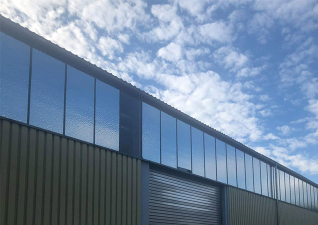 Sonnengeschütztes Drahtglas in Industriehallen dank Hahn Sonnenschutz