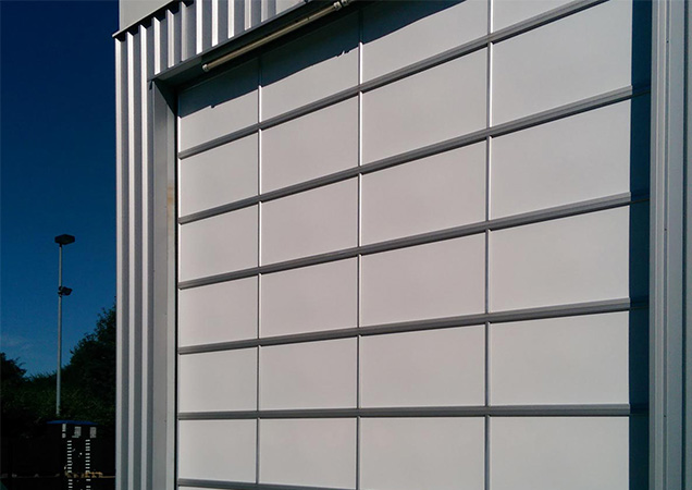 Kunststoff Sonnenschutzfolie auf Garagentoren von Hahn Sonnenschutz