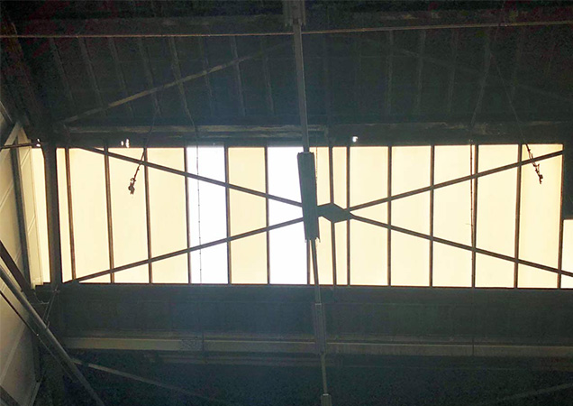 Hahn-Sonnenschutzfolie auf einem Kunststoffdach von innen