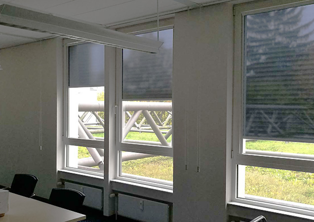 Einige innen angebrachtes Hitzeschutzrollos Einige innen angebrachtes Hitzeschutzrollos von Hahn Sonnenschutz