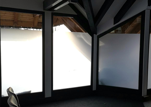 Breite Sichtschutzfolie von Hahn Sonnenschutz im Büro Breite Sichtschutzfolie von Hahn Sonnenschutz im Büro