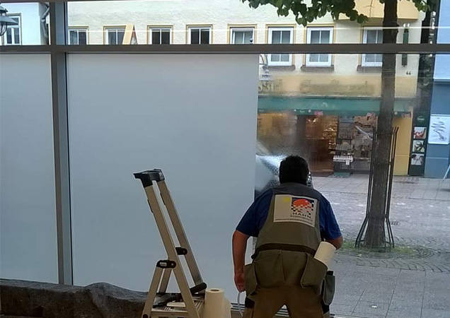 Montage einer Sichtschutzfolie von Hahn Sonnenschutz für Kleingewerbe Montage einer Sichtschutzfolie von Hahn Sonnenschutz für Kleingewerbe