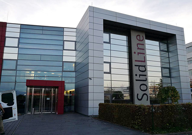 Sonnenschutzfolie von Hahn Sonnenschutz an einem Bürogebäude