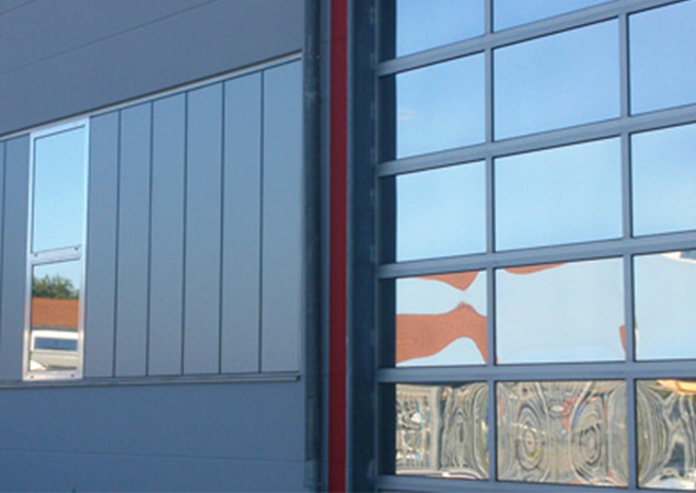 Spiegelfolie von Hahn Sonnenschutz auf Kunststoff bei Industriegebäuden