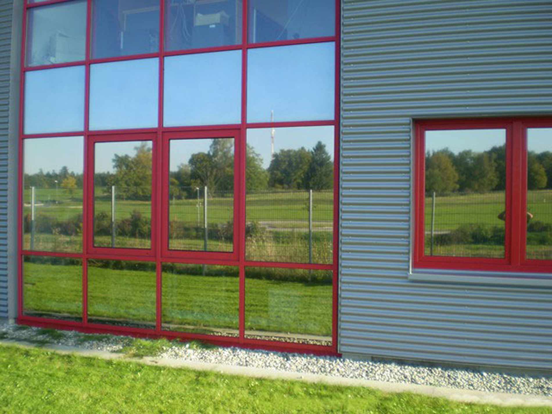 Sonnenschutzfolie Industriehallen Gewerbegebäude von Hahn Sonnenschutz Sonnenschutzfolie Industriehallen Gewerbegebäude von Hahn Sonnenschutz