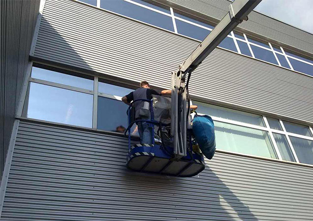 Sonnenschutzfolie montiert mit einem Kran