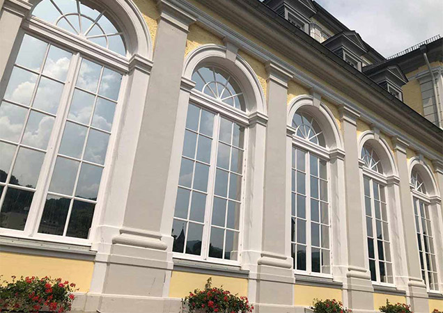 Hahn Sonnenschutz Spiegelfolie in einem Bogenfenster