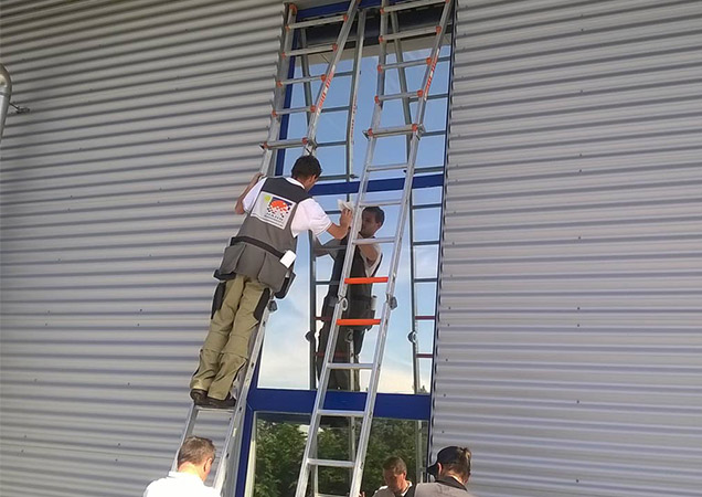 Die Montage von Spiegelfolie von Hahn Sonnenschutz